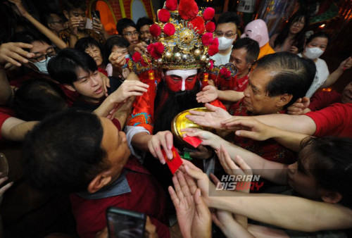 Dewa Rezeki membagikan angpao pada seluruh warga Tionghoa di Kelenteng Hong San Ko Tee, Surabaya, Jawa Timur, Sabtu, 10 Februari 2024. Ibadah pada malam pergantian Tahun Baru Imlek 2575 itu sebagai ungkapan syukur atas segala rezeki dan keselamatan serta untuk pengharapan kehidupan yang lebih baik di tahun ini. (Julian Romadhon/Harian Disway)