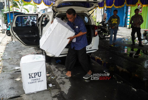 Petugas mengangkut logistik hasil Pemilu 2024 di Ex Dondong, Gang Dolly, Surabaya, Jawa Timur, Kamis, 15 Februari 2024. KPU Kota Surabaya mengumpulkan logistik Pemilu 2024 dari 8.167 TPS untuk direkapitulasi oleh Panitia Pemilihan Kecamatan (PPK) se-Kota Surabaya. (Julian Romadhon/Harian Disway)
