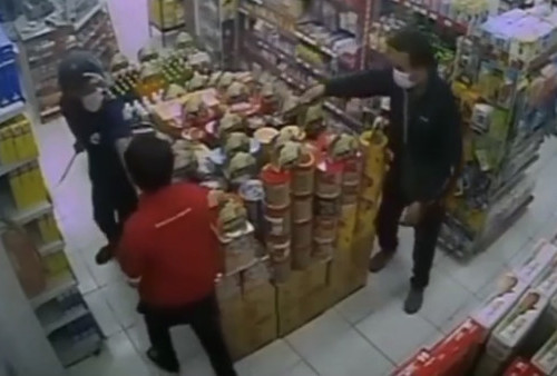  Dua Rampok Bersenjata Tajam Datangi Minimarket di Duren Sawit, Gasak Uang Rp 40 Juta Lebih dan Ratusan Bungkus Rokok