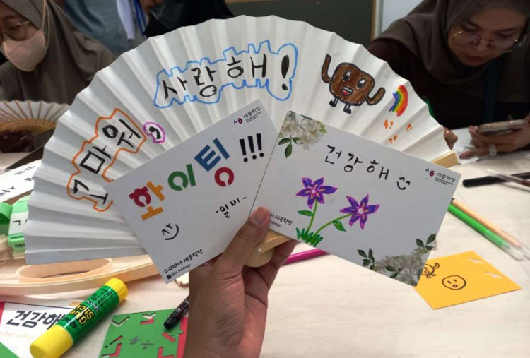 Belajar Aksara Hangeul saat Kunjungan Kelas Budaya Korea di Surabaya: Latihan Pakai Spidol, Boleh Nyontek 