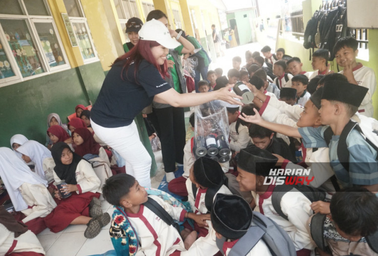 Lebih dari 80 relawan dari karyawan dan mitra distribusi Manulife turut serta dalam kegiatan sosial ini, termasuk aksi bersih desa dan edukasi masyarakat. Program ini diselenggarakan bersama mitra seperti Yayasan Manulife Peduli, Dompet Dhuafa, Halodoc, RS Hermina Bogor, serta dukungan dari pemerintah setempat—menegaskan peran aktif Manulife dalam menciptakan dampak sosial yang berkelanjutan.