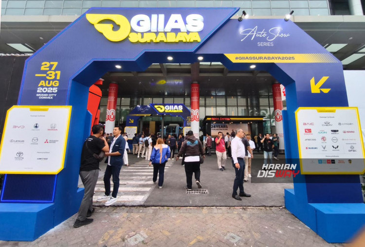 Gaikindo Indonesia International Auto Show (GIIAS) Surabaya 2025 akan berlangsung mulai 27 hingga 31 Agustus 2025 di Grand City Convex dengan menghadirkan 30 merk kendaraan global . Tampak pengunjung melintasi halaman Grand City Surabaya pada ajang pameran otomotif tahunan tersebut. 
 Foto : Boy Slamet- Harian Disway   
