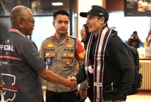 Kain Tenun Khas NTB Sambut Kedatangan Marc Marquez di Lombok, Quartararo Dikawal Polisi