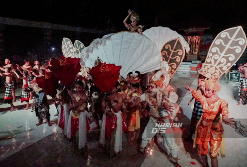 Seniman tari yang tergabung Pasraman Sraswati 1 dan Mahasiswa Hindu Surabaya menampilkan tari kecak saat pementasan seni di Pura Segara Kenjeran, Surabaya, Jawa Timur, Jumat, 29 September 2023 malam. Pertunjukan seni, tari kecak yang dimainkan sebanyak 50 penari tersebut adalah rangkaian dalam acara piodalan Pura Segara yang diadakan setiap Purnama 