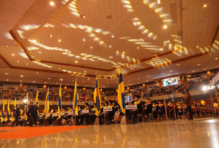 Wisuda Periode Ke-252 Universitas Airlangga: Berlari Bersama Menghadapi Tantangan Pasar Kerja 