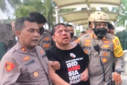 Parah! Wajah Ade Armando Babak Belur Dipukuli di Demo 11 April, Celananya Ikut Dilucuti   