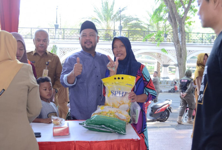 Gerakan Pangan Murah Digelar di Gresik, Warga Padati Pendopo Alun-Alun