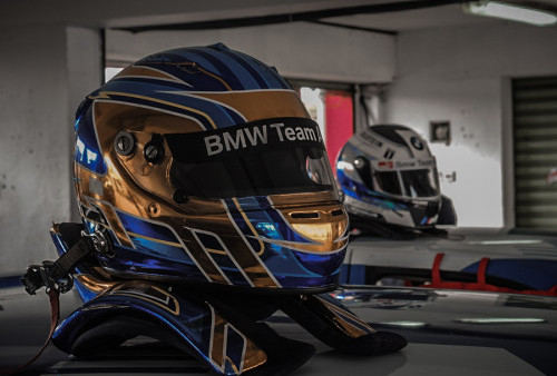 Salah satu helm pembalap BMW Team Astra untuk kegiatan Taxi Ride yang mengajak konsumen merasakan sensasi naik di mobil balap.