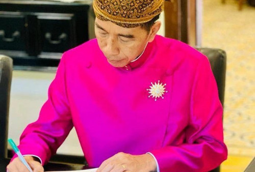 Kala Presiden Jokowi Nyambi Kerja Usai Sungkeman dan Siraman Kaesang
