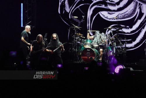 Musisi asal Amerika Serikat Dream Theater membawakan 10 lagu di depan ribuan penggemarnya saat Konser di parkir selatan Stadion Manahan, Solo, Jawa Tengah, Kamis 11 Agustus 2022 malam. Lagu The Alien mengawali konser Dream Theater berhasil memukau para penonton. Selain The Alien lagu-lagu ngehits yang dibawakan diantaranya Endless Sacrifice, Bridges in the Sky, Invisible Monster dan lainnya. Konser berlangsung dua jam nonstop dari pukul 20.00 WIB ditutup dengan lagu The Count of Tuscany.