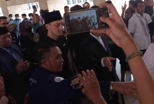 Mesut Ozil Sholat Jumat di Masjid Istiqlal