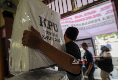 Pekerja memasukan kotak suara kedalam mobil box untuk didistribusikan di Kantor Kecamatan Sukomanunggal Surabaya, Jawa Timur, Selasa, 13 Februari 2024. Distribusi logistik Pemilu tersebut adalah bagian terakhir pendistribusian ke Panitia Pemilihan Kecamatan (PPK) untuk diteruskan kepada 286 TPS di wilayah itu melalui RW setempat. (Julian Romadhon/Harian Disway)
