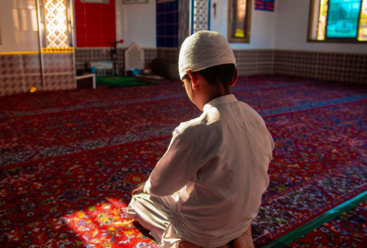 Bacaan Niat Sholat Tarawih Lengkap untuk Berjamaah atau Sendiri Serta Tata Caranya