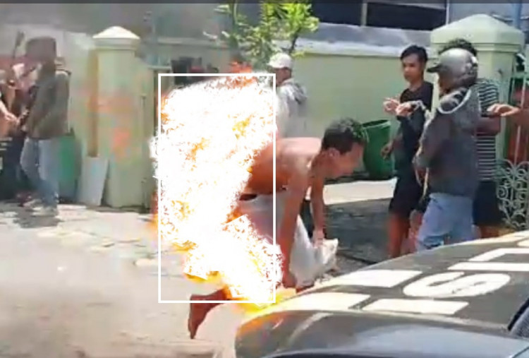 Disiram Bensin, Maling Motor di Surabaya Dibakar
