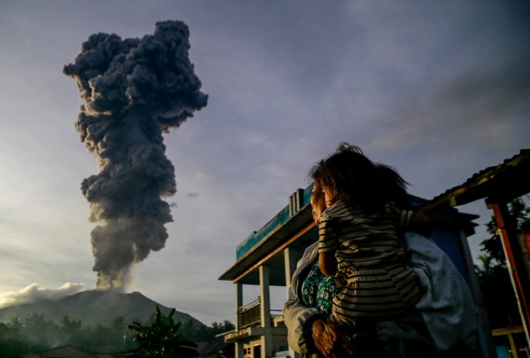 Gunung Ibu Meletus, Ribuan Warga Mengungsi