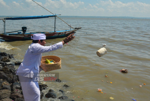 Pandita melakukan pelarungan sesaji di pantai Kenjeran, Surabaya, Jawa Timur, Minggu (19/3/2023). Upacara Melasti bertujuan menyucikan diri dan alam tersebut dilakukan untuk menyambut Hari Raya Nyepi Tahun Baru Saka 1945 yang jatuh pada Rabu (22/3). (foto: Andika Bagus Priambodo)