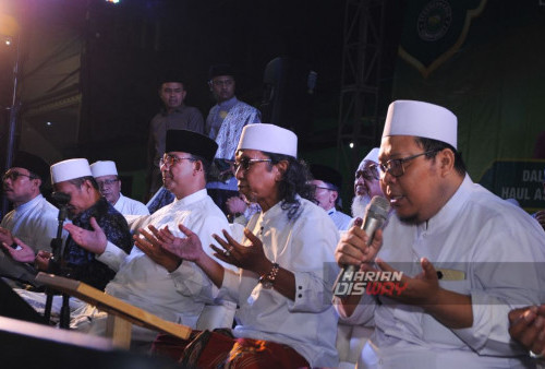 Anies Baswedan mengikuti sholawatan di Ponpes Nderesmo, Sidosermo, Surabaya, Jawa Timur, Minggu, 1 Oktober 2023 malam. Dalam kunjungan Anies Baswedan tersebut dalam rangka meresmikan Posko ASWAJA. Peresmian Posko Aswaja (Anies Wajib Jadi) itu menjadi rangkaian kegiatan Bacapres Anies selama di Surabaya. (Julian Romadhon/Harian Disway)
