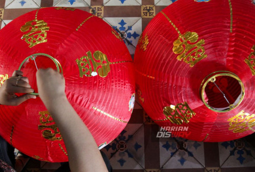 Pengurus melakukan pemasangan lampion di Kelenteng Boen Bio di Jalan Kapasan, Surabaya, Jawa Timur, Senin, 5 Februari 2024. 

Pemasangan lampion dan bersih-bersih di Kelenteng Boen Bio itu untuk menyambut Tahun Baru Imlek. (Julian Romadhon/Harian Disway)