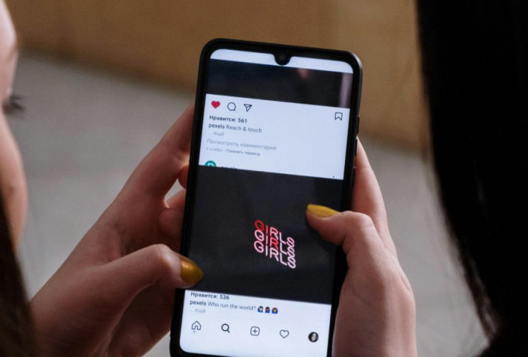 Doomscrolling Media Sosial saat Tahun Baru Picu FOMO dan Overthinking 