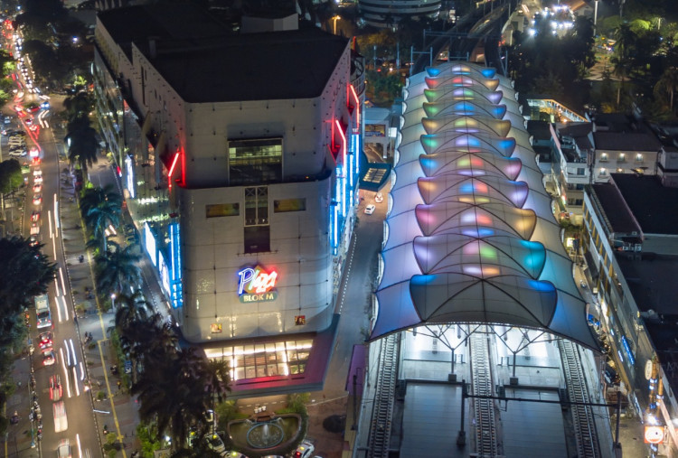 Potret Bulan Ramadan di Kawasan Blok M, Kupu-kupu Malam Tetap Setia Tunggu Pelanggan