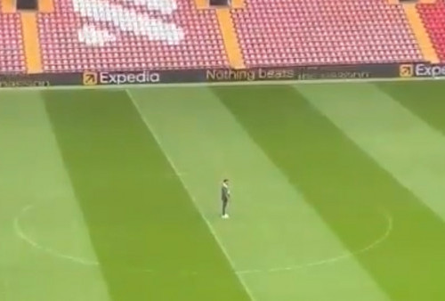 Viral Jurgen Klopp Menyendiri di Tengah Lapangan Anfield, Jelang Pisah dari Liverpool