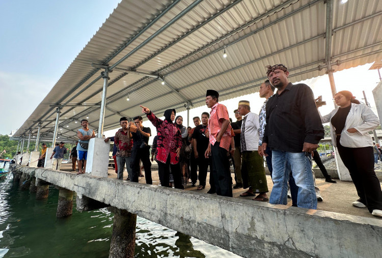 Siap Latih Nelayan Jawa Timur Olah Ikan Pascapanen, Risma: Nggak Usah Nunggu Saya Jadi Gubernur!