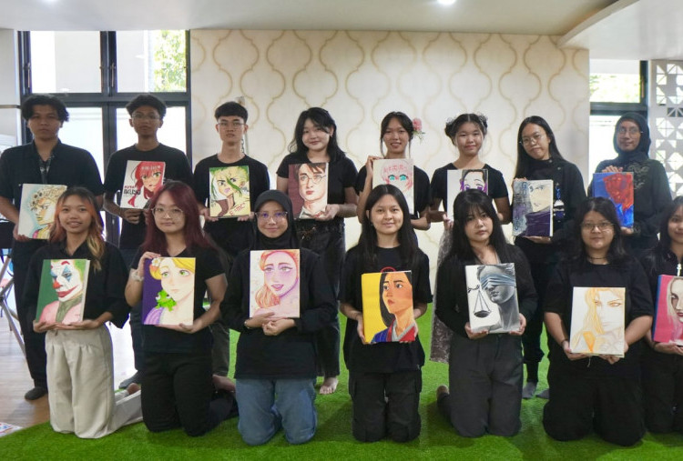 Meriahkan Hari Buku Nasional, Mahasiswa Ubaya Lukis Karakter di Atas Sampul Buku