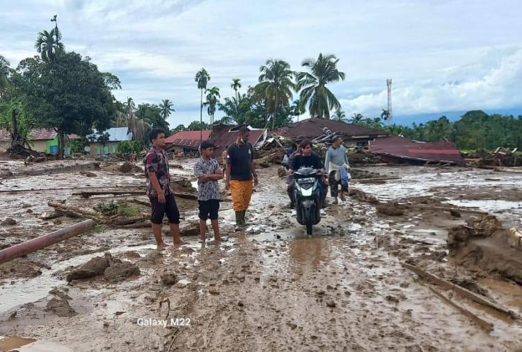 Banjir di Sumatera Barat: 90 Orang Meninggal, 77 Ribu Jiwa Mengungsi 