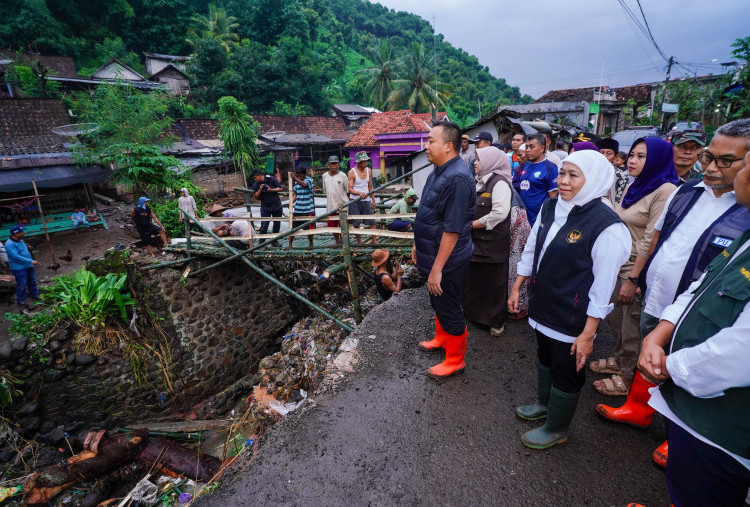 Khofifah Terjunkan Tim Pemprov untuk Perbaiki Saluran Irigasi Jebol Terdampak Banjir Bandang Situbondo