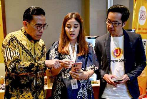 (tengah) Founder Jogjamu, Anindwitya Rizqi Monica sedang berdiskusi sambil menjelaskan produk jamu dengan (kiri) Plh. Deputi Bidang UKM Kementerian Koperasi dan UKM, Rulli Nuryanto dan (kanan) Chief Executive Officer DOKU, Chris Yeo sesaat setelah acara peluncuran Juragan DOKU yang menawarkan cara terima pembayaran yang cepat, mudah dan lengkap baik online maupun offline bagi para penjual di media sosial atau yang lebih dikenal dengan sebutan social sellers. Para pelaku UMKM di Indonesia menjadi target pasar utama bagi Juragan DOKU di fase awal ini sekaligus memperluas basis pelanggan mereka dengan tersedianya berbagai metode pembayaran.