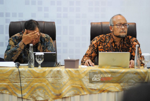 Jajaran deputi BI Jatim saat berlangsungnya Bincang Bareng Media yang digelar di Bank Indonesia Jatim, Surabaya, Jawa Timur, Selasa, 5 September 2023.
Bincang Bareng Media yang dilaksanakan oleh Bank Indonesia Jawa Timur tersebut menjelaskan,kinerja ekonomi di Jawa Timur Triwulan II tahun 2023 mengalami peningkatan yang signifikan yang ditopang dari perbaikan kinerja Investasi dan Konsumsi Pemerintah. Hal itu dipaparkan oleh Kepala Perwakilan Bank Indonesia Provinsi Jawa Timur, Doddy Zulverdy. Doddy juga membeberkan,peningkatan kinerja investasi berdampak pada kenaikan kinerja LU utama Jawa Timur, yakni LU Industri Pengolahan dan LU Konstruksi. (Julian Romadhon/ Harian Disway)