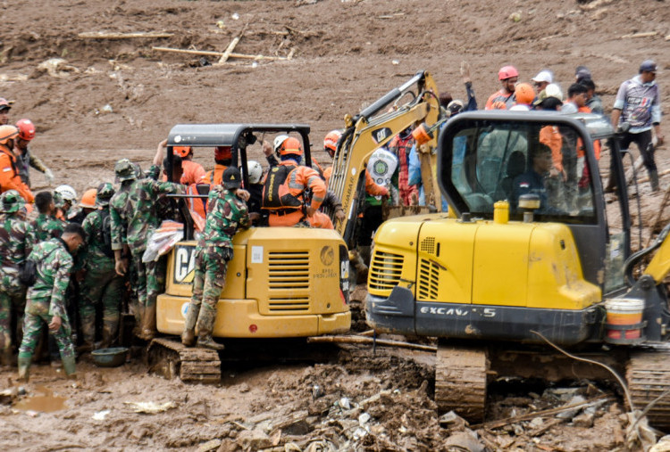 14 Korban Longsor Pasirlangu Dievakuasi Tim SAR, Medan Terjal dan Material Labil