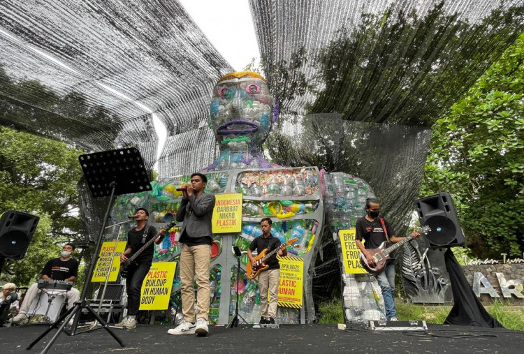 Operasi Plastik Keliling Jatim Ecoton bersama Manusia Plastik Hadapi Krisis Plastik Global