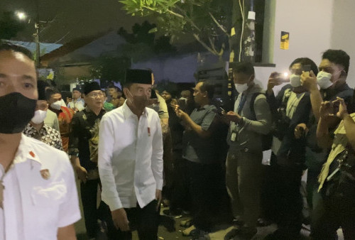Kenakan Kemeja Putih, Presiden Jokowi Hadir di Rumah Duka Ferry Mursyidan Baldan