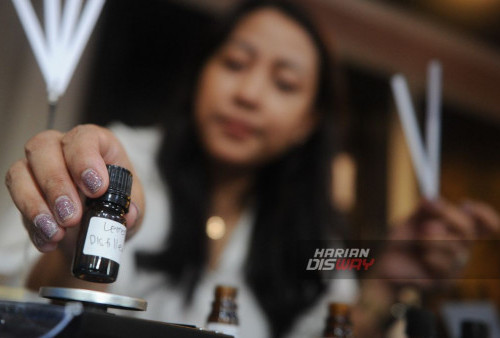 Workshop yang diselenggarakan oleh Kelas Bertumbuh.id yang berkolaborasi dengan brand lokal Ateape ini bertujuan untuk memberikan pemahaman mendalam tentang seni meracik parfum serta memperkenalkan teknik-teknik baru dalam menciptakan wewangian yang unik. (Julian Romadhon/Harian Disway)