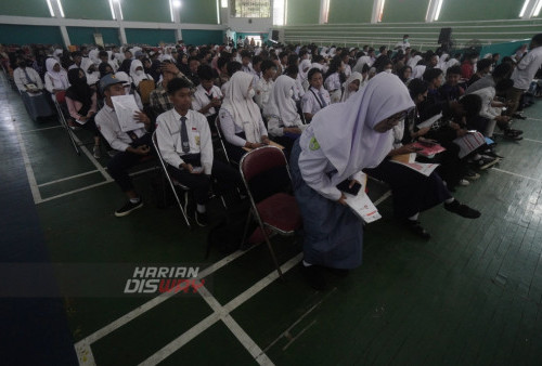 Puluhan siswa mengantri saat menerima Beasiswa Pemuda Tangguh di Gelanggang Remaja Surabaya, Jawa Timur, Selasa, 25 Juli 2023. Pemberian seragam itu adalah program bantuan dari Pemerintah Kota Surabaya 