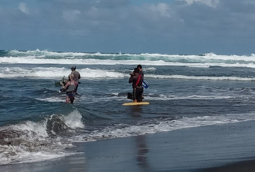 Enam Penyelam Pol Air Diterjunkan Cari Pelajar Tasik yang Masih Hilang di Laut Legok Jawa, Pangandaran