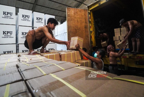 Sejumlah pekerja mengangkut kardus karton yang berisikan surat suara DPD untuk disimpan di dalam gudang logistik pemilu KPU Kota Surabaya di Margomulyo, Surabaya, Jawa Timur, Minggu, 17 Desember 2023. 

Sebanyak 2.266.157 lembar surat suara DPD tiba di gudang penyimpanan logistik Pemilu 2024. KPU Kota Surabaya mulai mendistribusikan logistik Pemilu 2024 berupa kotak suara, bilik suara, alat coblos, dan bantalan masing-masing sebanyak 40.897 buah, bilik suara sebanyak 32.668 buah dan tinta sebanyak 16.334 buah. (Julian Romadhon/Harian Disway)
