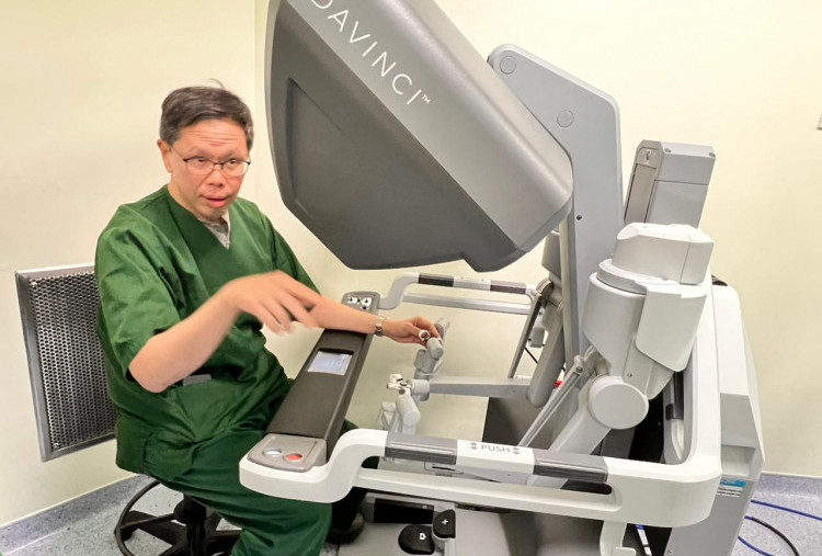Operasi Uro-onkologi Modern dengan Robot da Vinci Xi Tanpa ke Luar Negeri