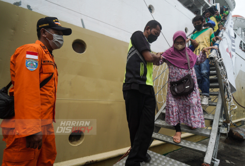 Petugas membantu penumpang yang turun dari KM Kelinutu di Pelabuhan Tanjung Perak Surabaya, Jawa Timur, Rabu, 27 April 2022.
