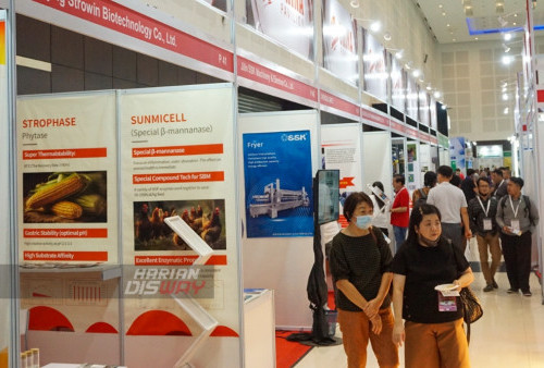 Pengunjung menghadiri pameran Indo Livestock 2023 Expo and Forum yang digelar di Grand City, Surabaya, Jawa Timur, Rabu 26 Juli 2023. Pameran Indo Livestock 2023 Expo and Forum yang berlangsung sampai 28 Juli 2023 tersebut diikuti sejumlah negara itu memamerkan teknologi dan inovasi terbaru di dunia peternakan. (Ahmad Rijaluddin Erlangga/Harian Disway)