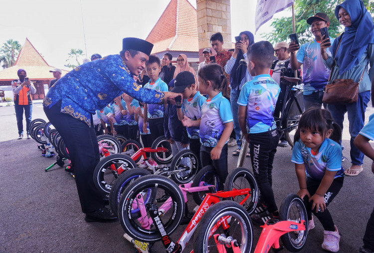 Mas Adi Berangkatkan Atlet Kormi Kota Pasuruan ke Surabaya