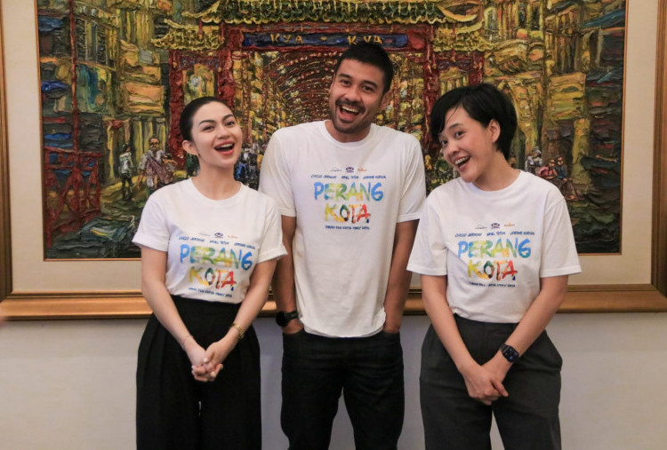 Ariel Tatum, Chicco Jerikho, dan Mouly Surya Kunjungi Kantor Harian Disway, Bicara Film Perang Kota