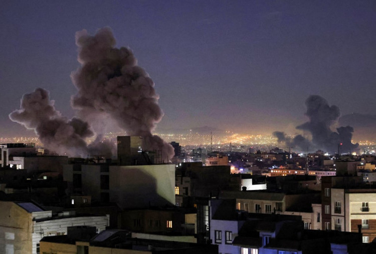 Israel Serang 3 Depot Minyak Iran, Ledakan Besar dan Kobaran Api Membubung di Teheran