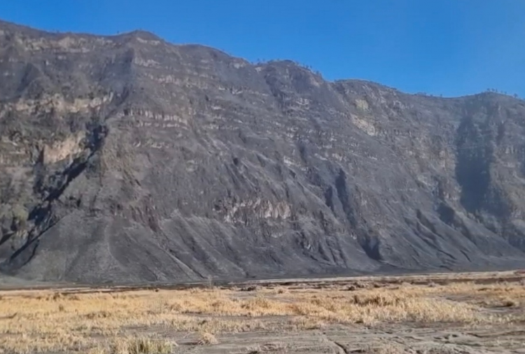 Bromo Terbakar, 3 Helikopter Water Bombing Dikerahkan Padamkan Titik Api