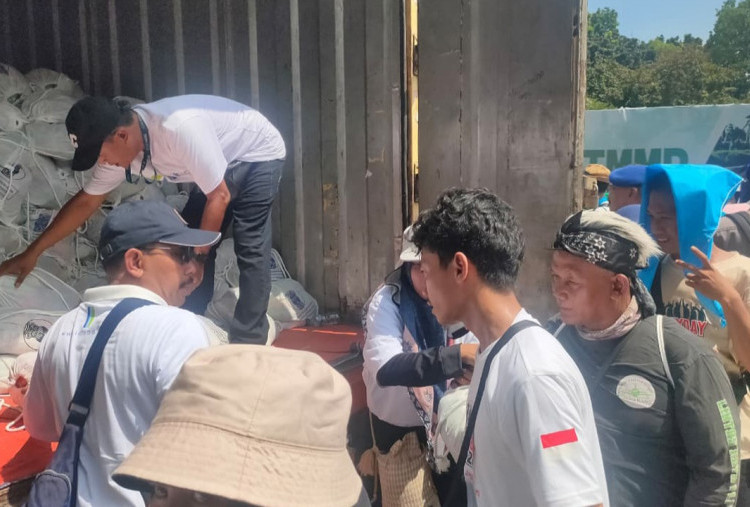 Ribuan Buruh May Day di Monas Dapat Sembako, Antrean Mengular  
