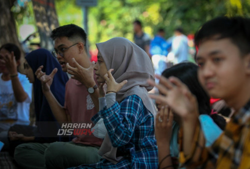 Pengunjung belajar Bahasa Isyarat Indonesia (Bisindo) saat Hari Bebas Kendaraan Bermotor (Car Free Day) di Jalan Darmo, Surabaya, Jawa Timur, Minggu (2/7/2023). Pembelajaran bahasa isyarat secara gratis tersebut untuk memberikan pemahaman bahasa isyarat kepada masyarakat luas sebagai sarana komunikasi dengan penyandang tunarungu.