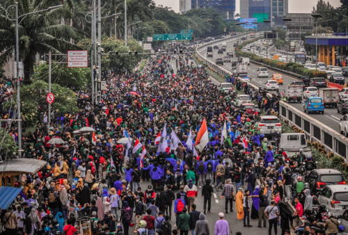 Ribuan mahasiswa memenuhi jalan raya di depan gedung DPR RI