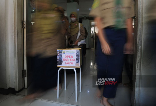 Siswa dan Guru membuka donasi di Musolah SMP Muhammadiyah 4 Surabaya, Jawa Timur, Kamis 12 Oktober 2023. Kegiatan tersebut digelar sebagai sebagai wujud kepedulian kepada korban di Palestina. (Julian Romadhon/Harian Disway)