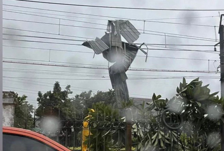 Atap Seng Nyangkut di Kawat Listrik Aliran Atas Stasiun Citayam, 20 Perjalanan KRL Terlambat